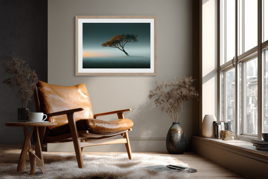 Ember in the Mist – Kunstdruck mit einsamem Herbstbaum