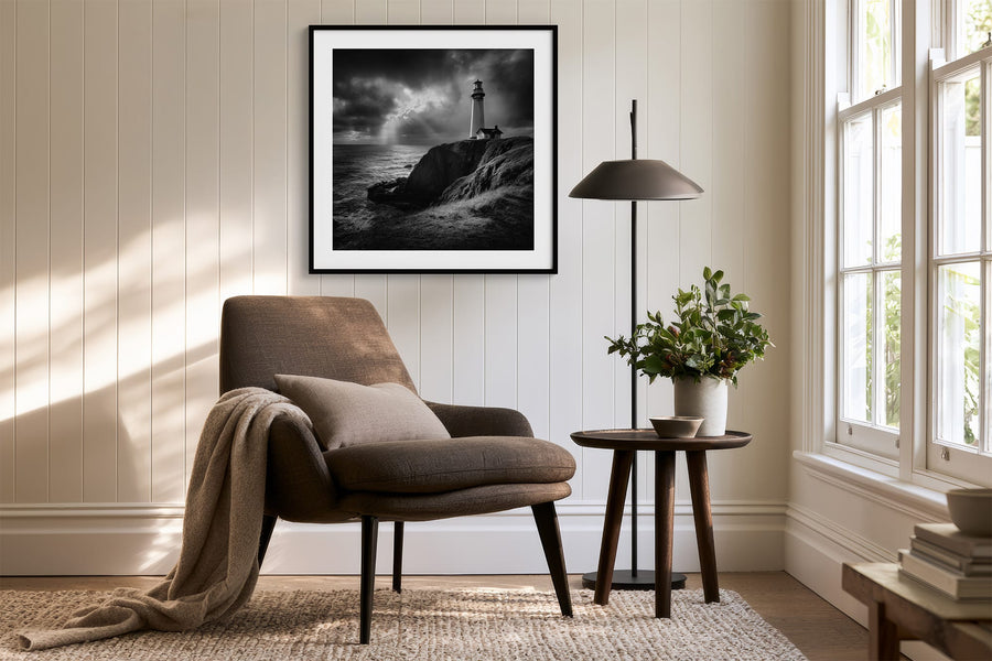 Storm Signal – Schwarz-Weiß-Leuchtturm-Wandbild als Kunstdruck